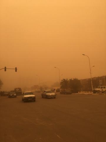 غبار وأتربة عمت العاصمة نواكشوط يوم أمس الاثنين وحجبت الرؤية، وأوقفت حركة السير لبعض الوقت