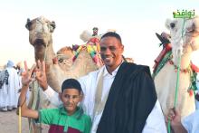 النائب العيد ولد محمد مع الطفل الفائز في السباق لحظة وصوله